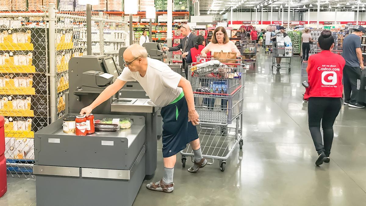 Caixes d'autoservei en un supermercat