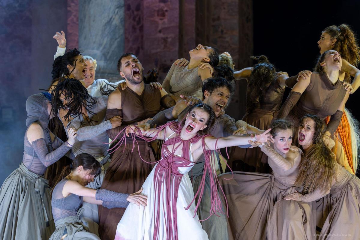 Cuerpo de baile y actrices en la obra 'Bacanal' en el Teatro Romano de Mérida.