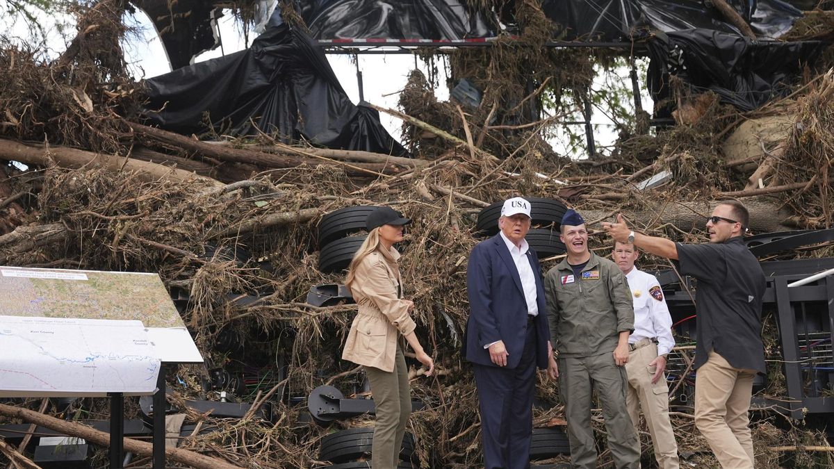 Riadas Amerika Birleşik Devletleri | Trump, federal yanıtın incelenmesi nedeniyle Teksas'taki sellerin harap olduğu bölgeyi ziyaret ediyor