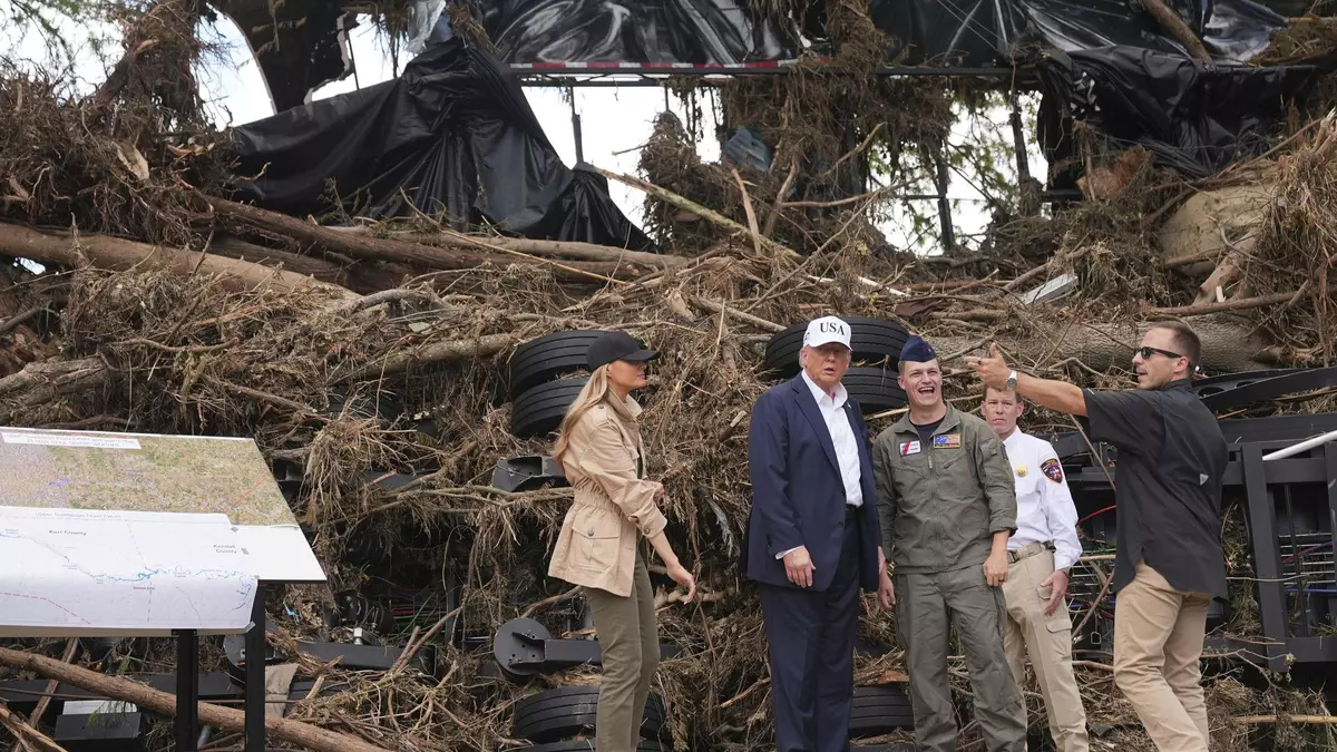 Trump visita la zona devastada por las inundaciones en Texas conforme crece el escrutinio a la respuesta federal