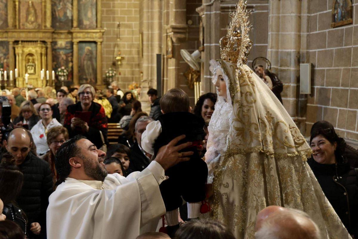 Presentación ante la Virgen de los niños nacidos en el año.