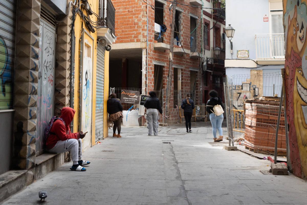 El cruce de Viana con la calle Balmes marca el inicio de una de las zonas más conflictivas de València