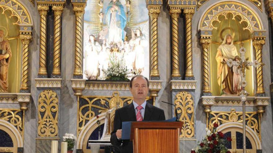 Tres imágenes del emotivo pregón de ayer de Francisco Reyes con el que se abrieron los actos de fiestas de Torrevieja.