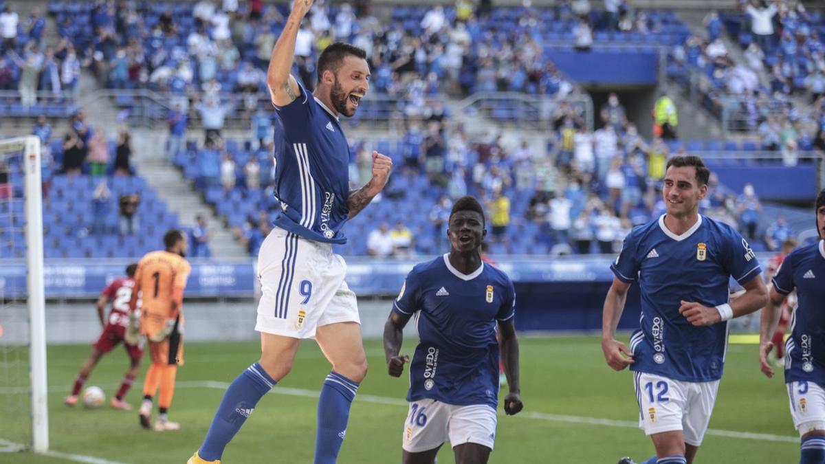 Borja Bastón celebra un gol al Cartagena aquesta temporada amb Samu Obeng i Dani Calvo