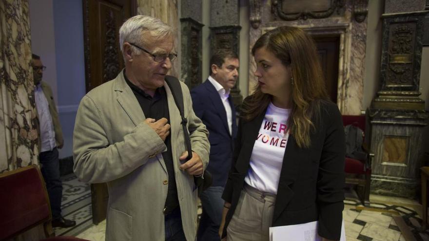 Joan Ribó acepta la &quot;foto&quot; con Sandra Gómez antes de negociar