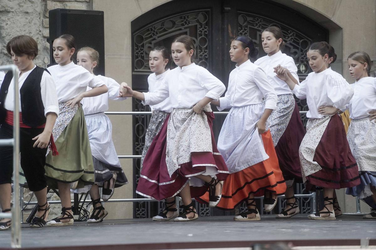 SANT VICENÇ DE CASTELLET . FESTA MAJOR XXXII TROBADA GEGANTS . ESBART ESCOLA DE DANSA . PIKBE PELS CARERS . CERCAVILA