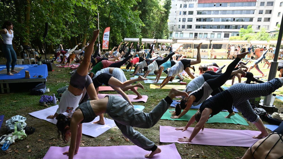 El Día Mundial del Yoga celebró su pasada edición en los jardines del río Os Gafos.