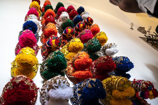 Fotogalería | La gorra de Montehermoso, icono de la artesanía de Cáceres, en el Hotel Hilton