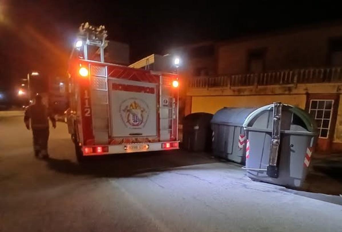 Bomberos interviniendo en el puerto de Palmeira.