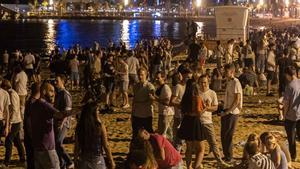 Jóvenes de botellón en la Barceloneta.