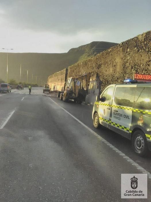 La lluvia causa retenciones y desperfectos en la GC-2