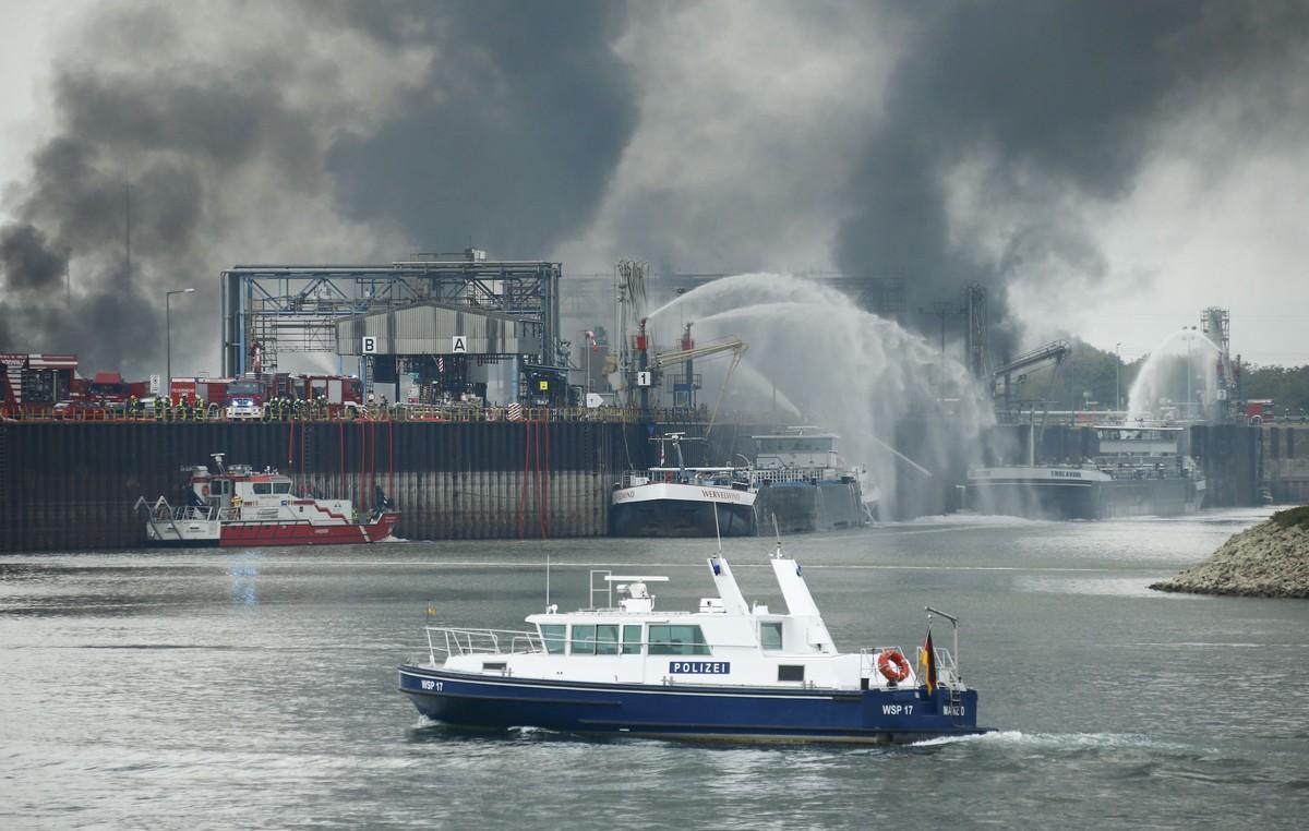 Firefighters try to extinguish fire at the factory of chemicals giant BASF in Ludwigshafen, Germany where several people had been injured following an explosion, October 17, 2016. REUTERS/Ralph Orlowski Firefighters try to extinguish fire at the factory of chemicals giant BASF in Ludwigshafen, Germany where several people had been injured following an explosion, October 17, 2016. REUTERS/Ralph Orlowski