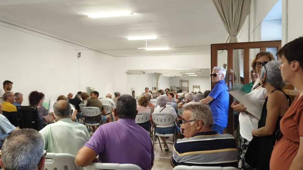 La charla convocada por el Ayuntamiento sobre el proyecto de una planta de hidrógeno verde en La Pedregosa congregó a unos 150 vecinos en Pobladura del Valle.