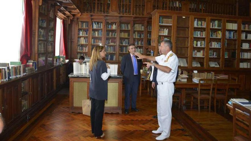 Carmela Silva con el director de la Escuela, José María Núñez en presencia de José Pousada.