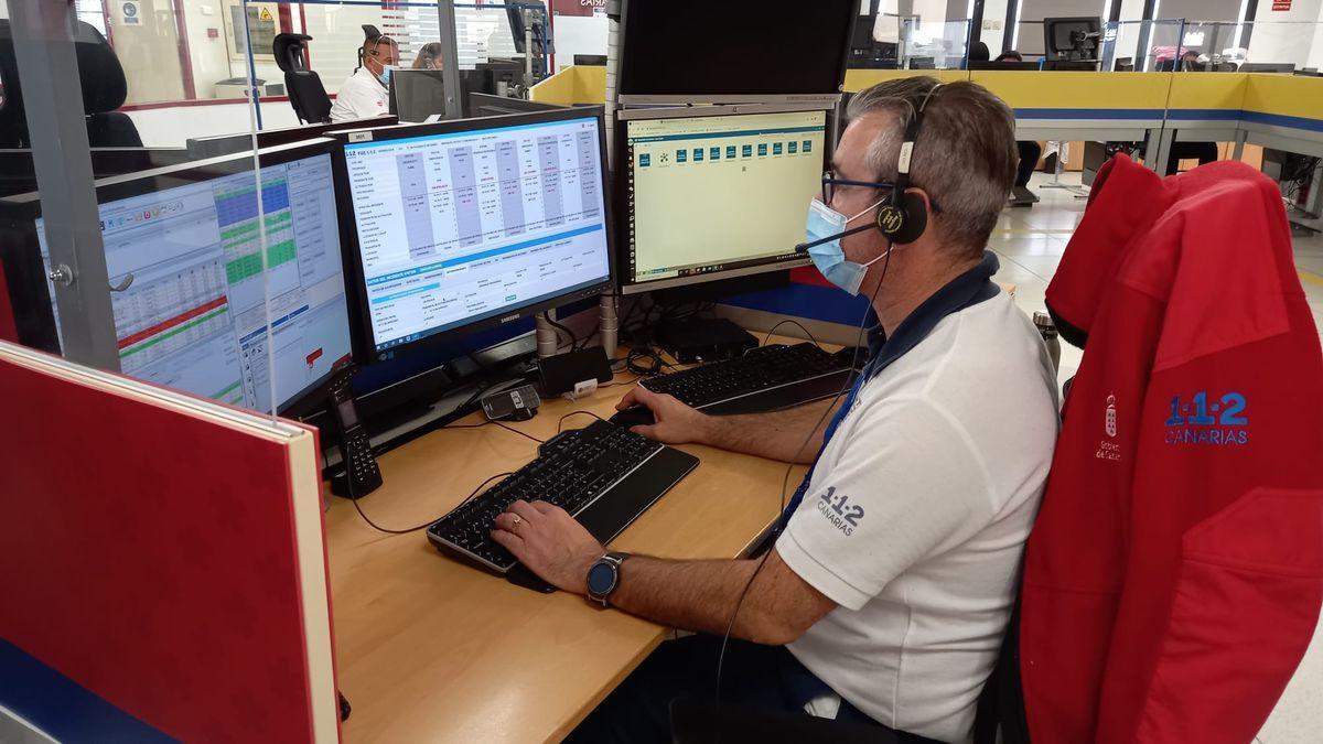 Un trabajador del servicio del 1-1-2 Canarias