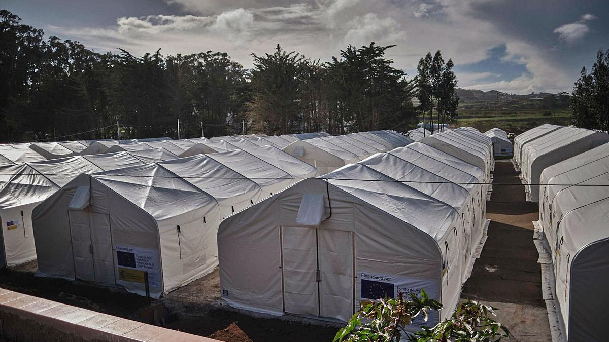 Carpas que se han instalado para la acogida de inmigrantes en el cuartel de Las Raíces.