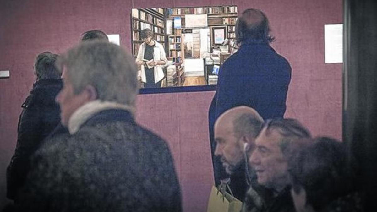 Asistentes a la inauguración de la exposición 'Objectes perduts', de Neus Martín Royo, el viernes en la Sala Parés.