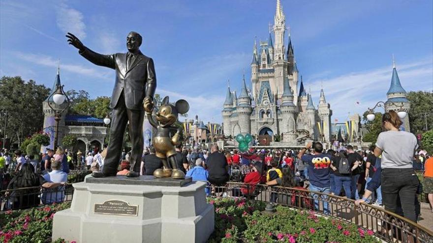 Disney World reabre con un récord diario de fallecimientos en Florida
