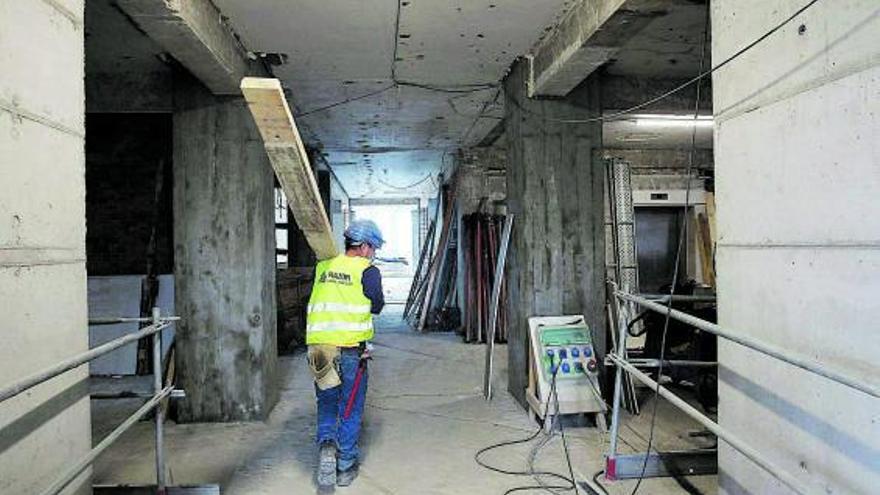 Un trabajador en el interior de una obra.