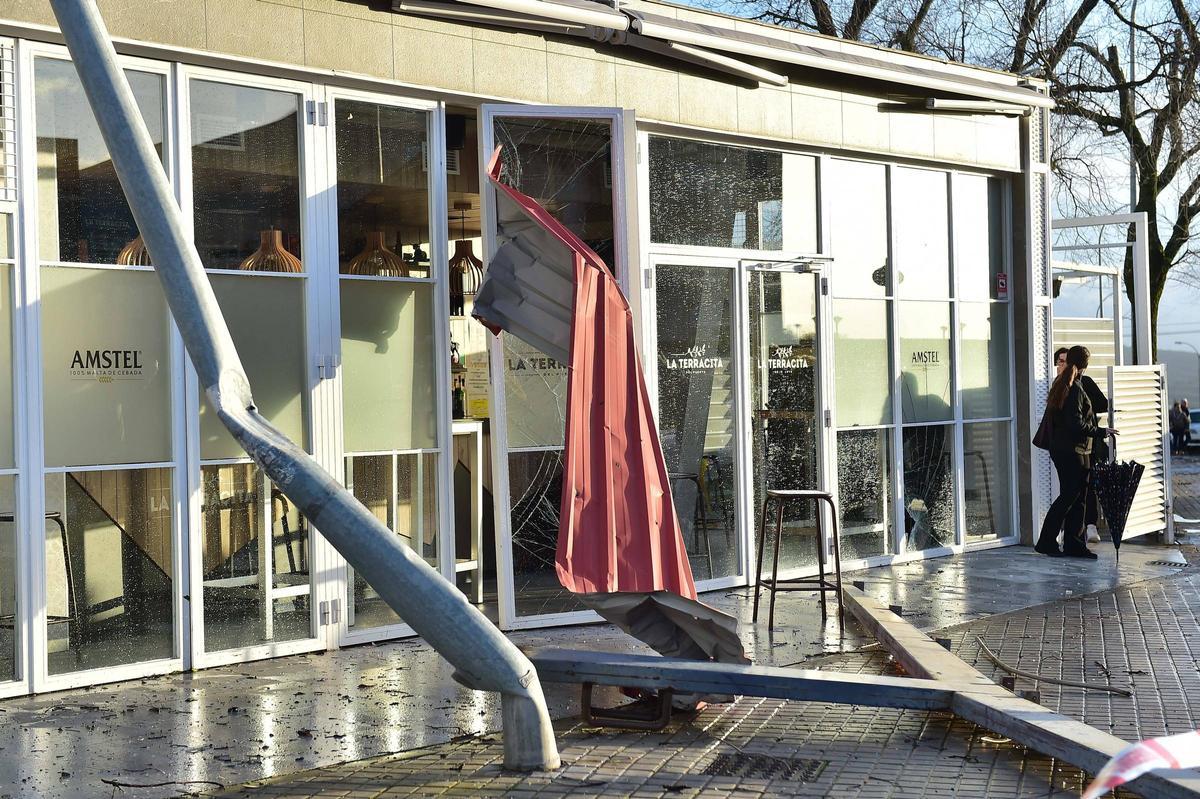 Fotogalería | Un tornado arrasa la zona del aparcamiento del hospital Virgen del Puerto de Plasencia
