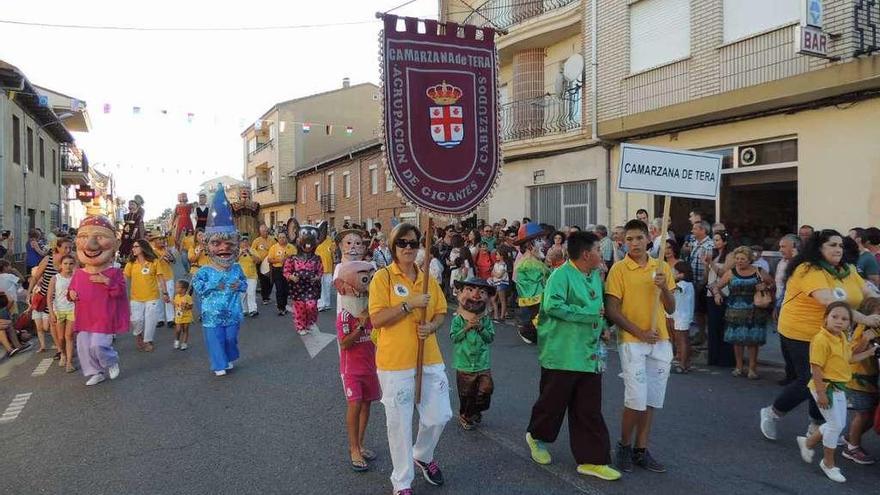 Un momento del desfile de la agrupación de gigantes y cabezudos de Camarzana de Tera, en 2016.