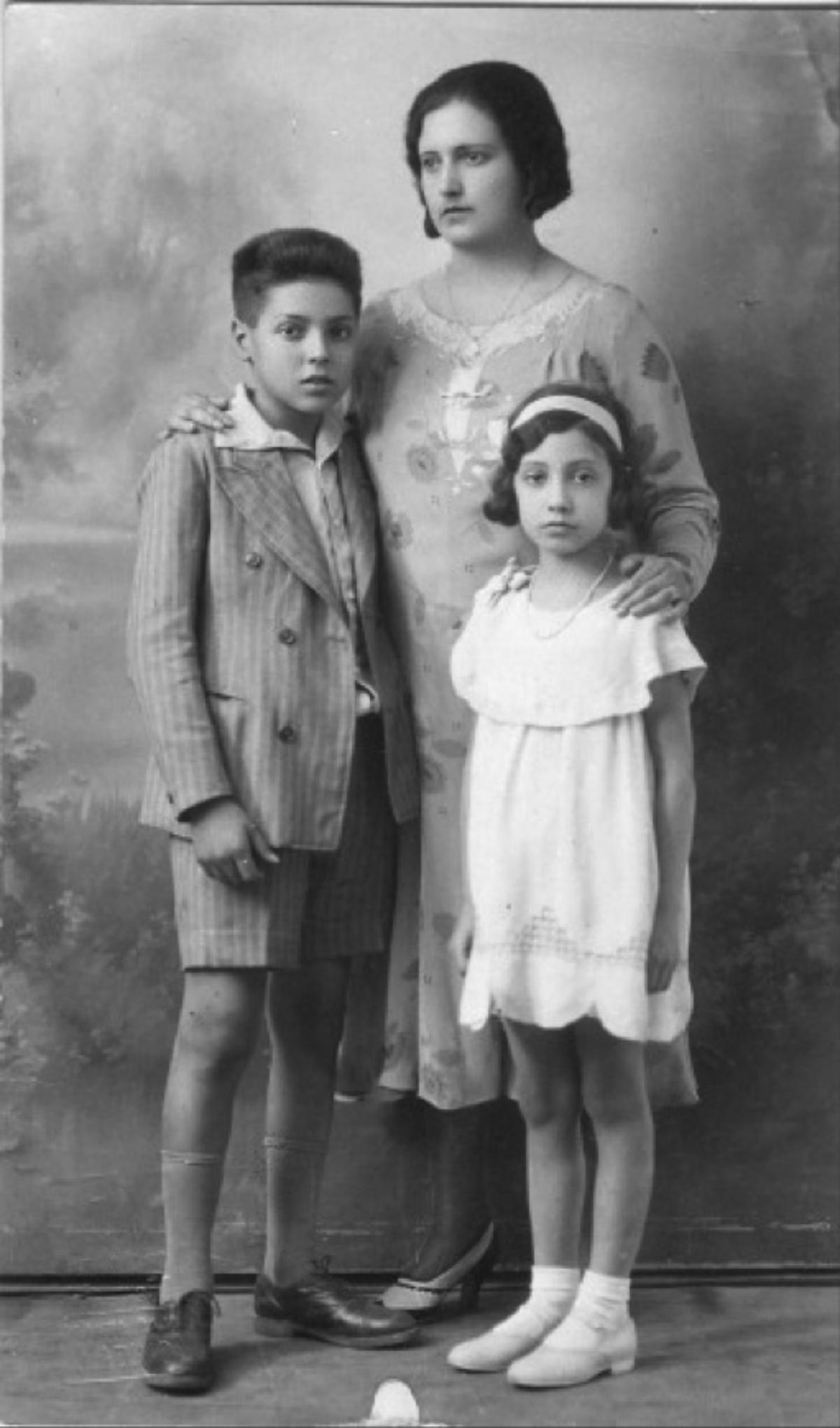 Rubens Tabares Hernández, en una estampa familiar, con su madre y su hermana.