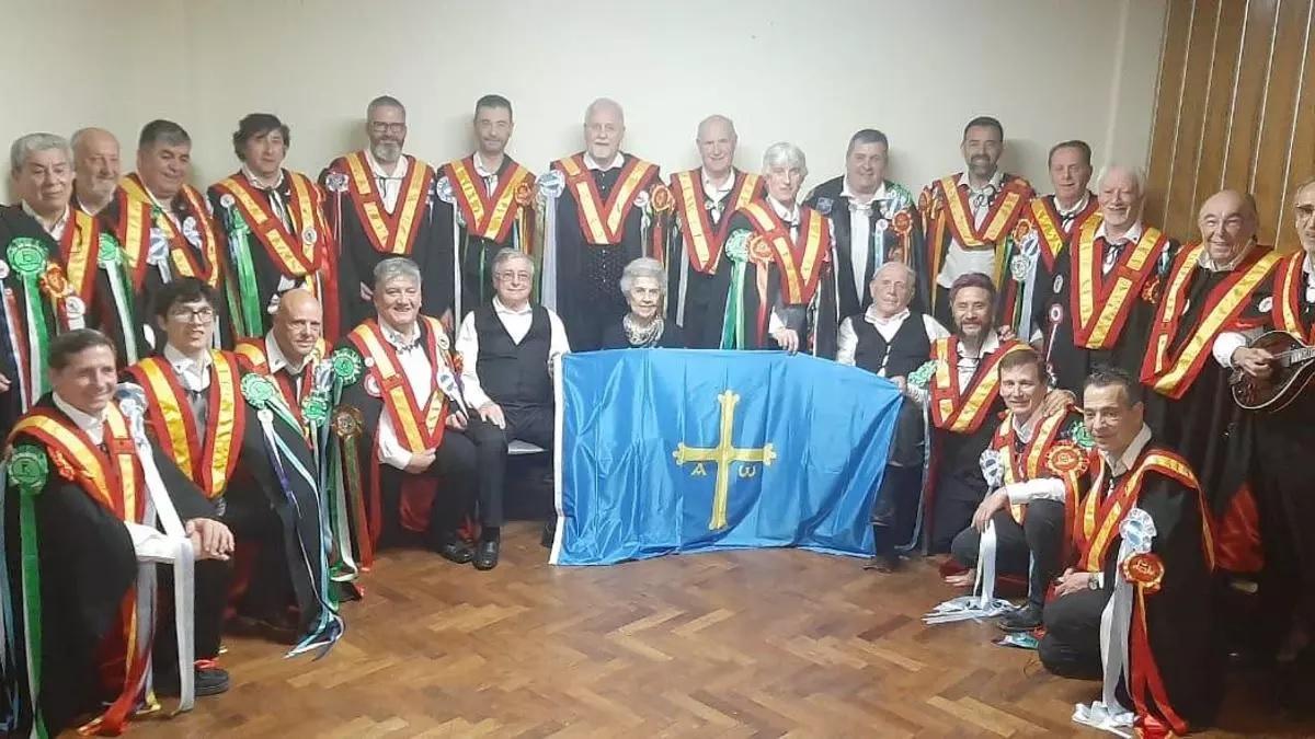 Integrantes de la tuna lírica patagónica Los Abremiless.