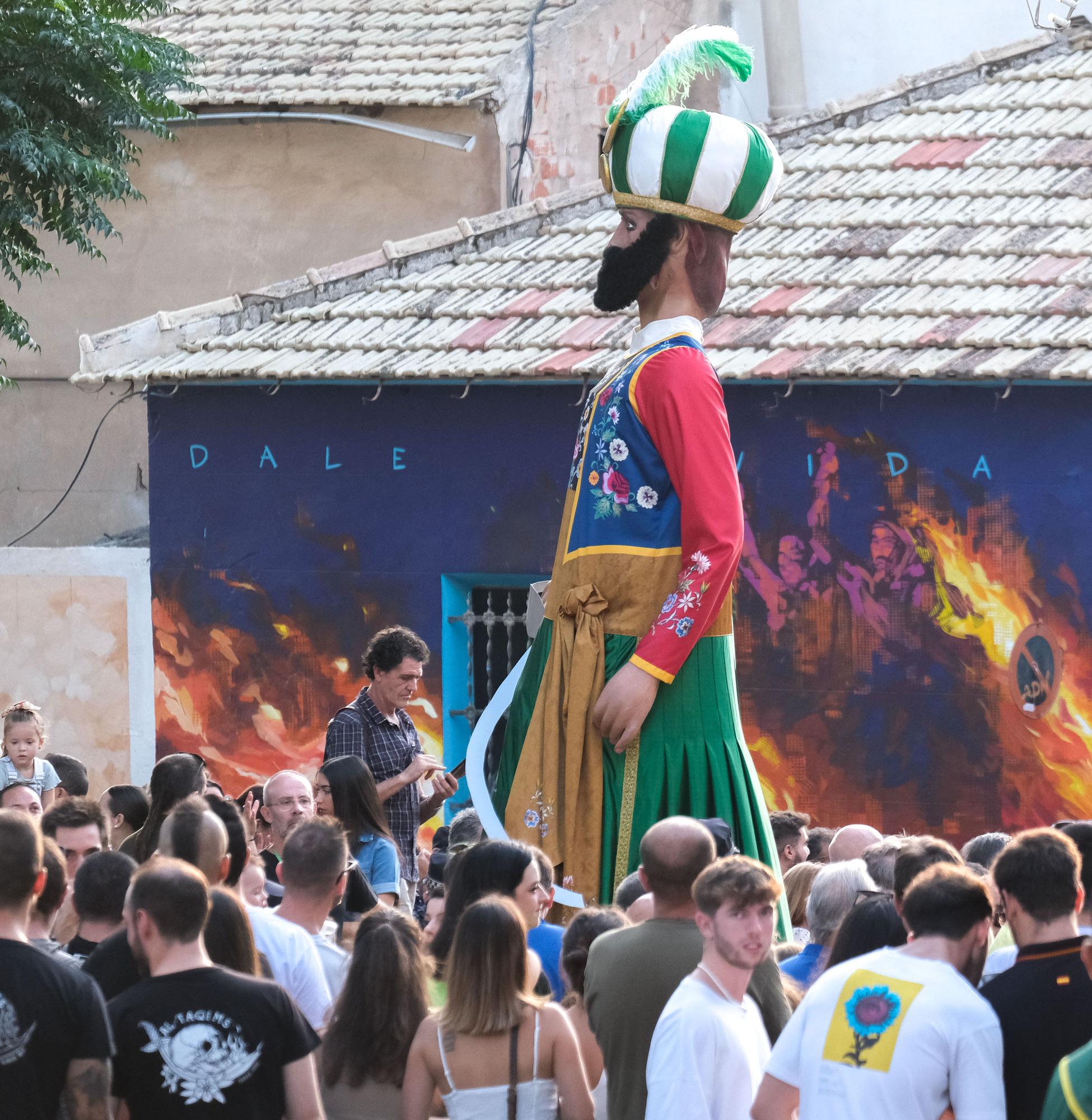 Así ha sido el desfile conmemorativo del 200 aniversario de los Moros Viejos de Petrer