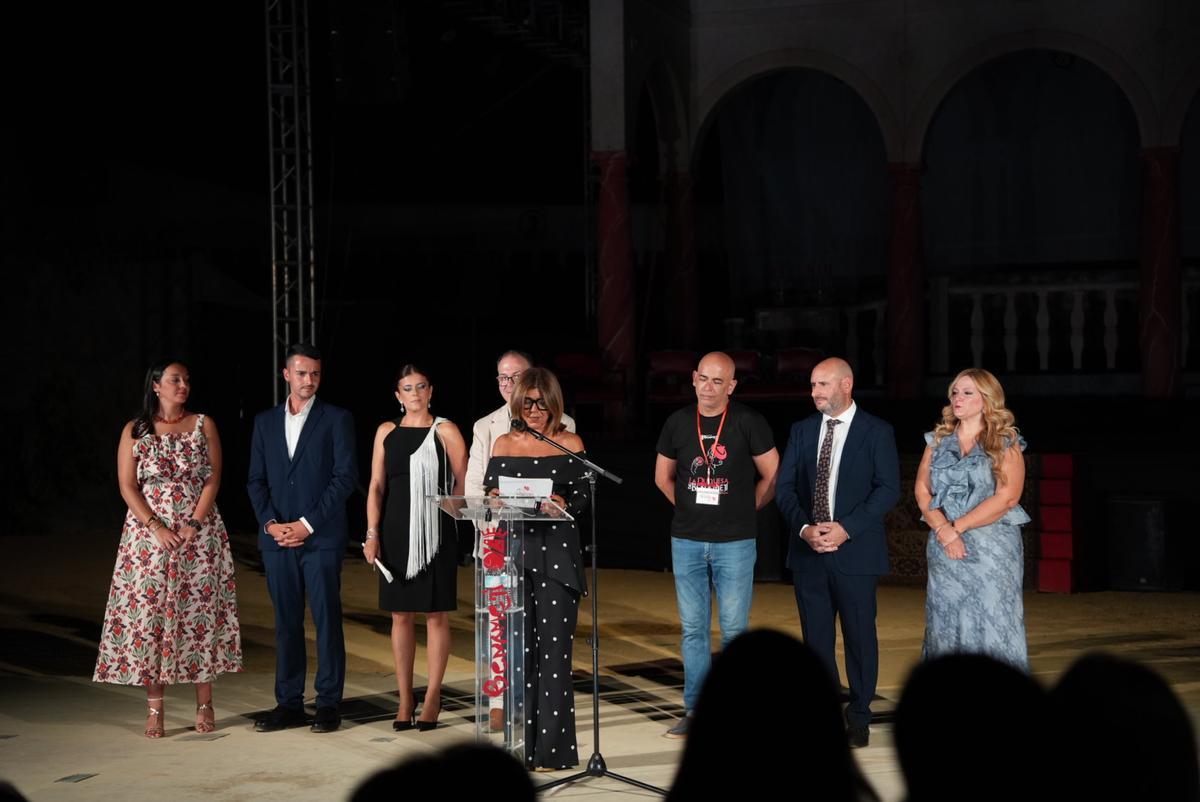 Autoridades y organizadores, antes de comenzar el espectáculo teatral.