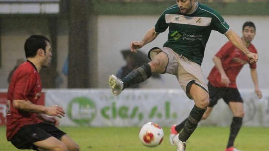 Pedro Vázquez, del Coruxo, lucha por un balón durante el encuentro disputado ayer tarde en O Vao ante el Racing de Ferrol. // José Lores