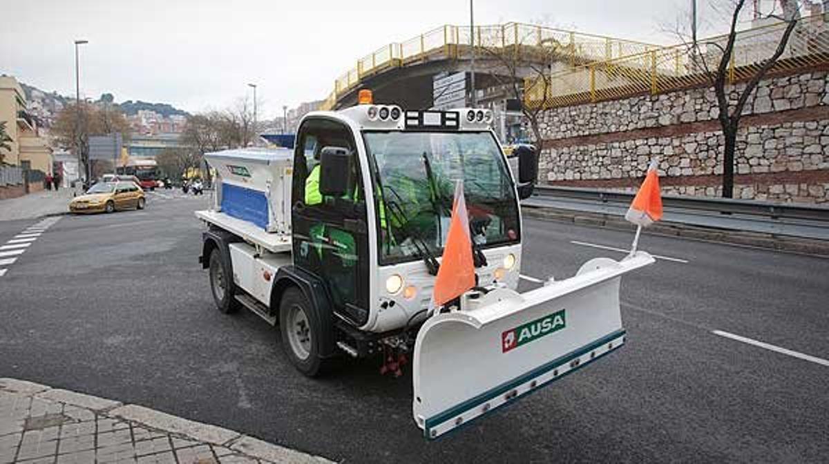 Davant la possible nevada, l’Ajuntament de Barcelona aboca 1.000 quilos de sal als carrers del barri del Carmel.