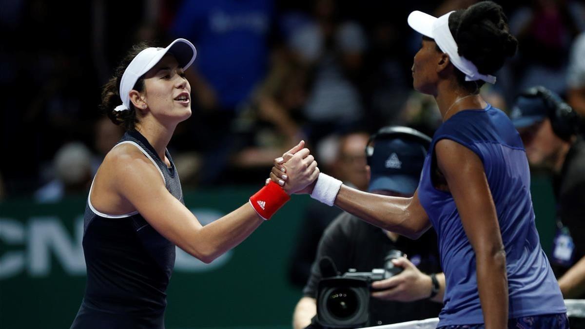 Muguruza se saluda con Venus Williams tras su derrota en Singapur.