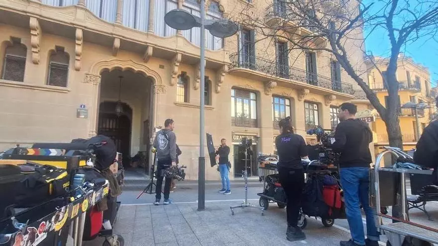 L'equip de 'La Roja' prepara l'equipament tècnic per la filmació
