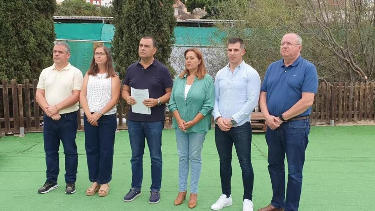 Pedro Rodríguez, en el centro, durante la comparecencia de prensa junto a sus compañeros de partido, César Medina, Sibisse Sosa, Teresa Bolaños, Tanausú Santos y Ángel Ramos.