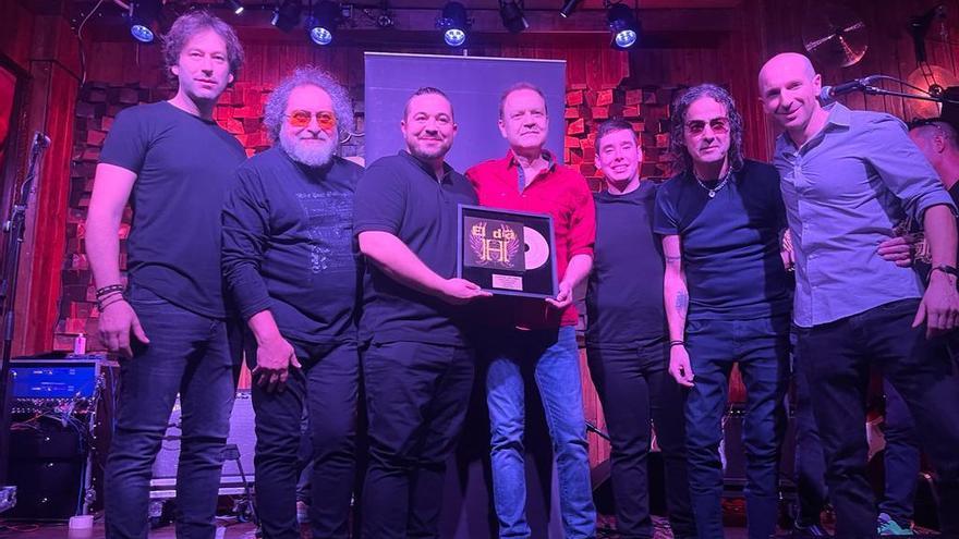 Los miembros de Senda tras recoger el Cover de Oro de manos de Juan Valdivia y Pedro Andreu, guitarrista y batería, respectivamente, de Héroes del Silencio.