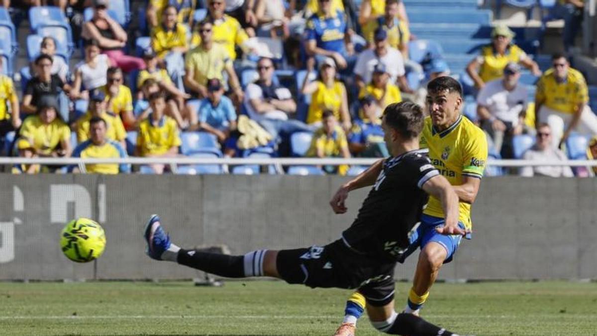 Ale García en un chute a puerta frustrado