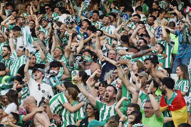 SEVILLA, 28/05/2025.- Aficionados del Betis siguen desde las pantallas instaladas en el estadio Benito Villamarín el encuentro correspondiente a la final de la Liga de Conferencia que disputan hoy miércoles Chelsea y Betis en el Tarczynski Arena de Breslávia. EFE / José Manuel Vidal.