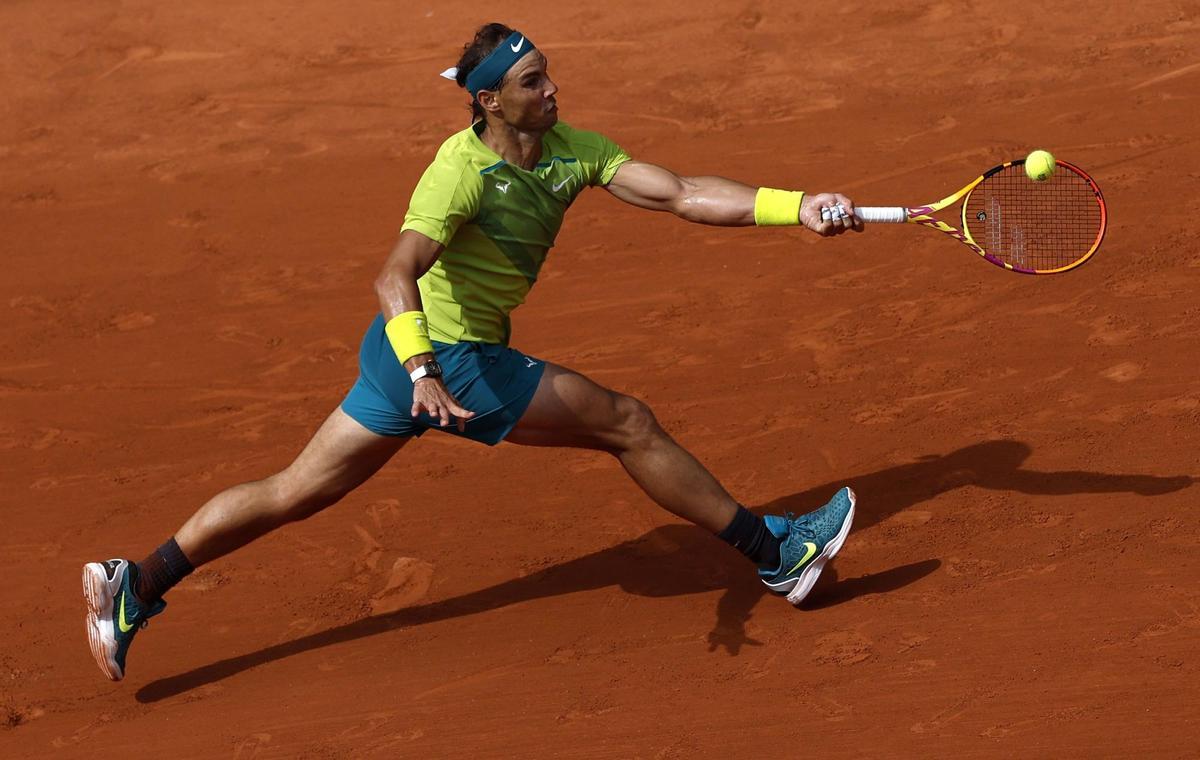 Paris (France), 05/06/2022.- Rafael Nadal of Spain plays Casper Ruud of Norway in their Menís Singles final match during the French Open tennis tournament at Roland ?Garros in Paris, France, 05 June 2022. (Tenis, Abierto, Francia, Noruega, España) EFE/EPA/YOAN VALAT