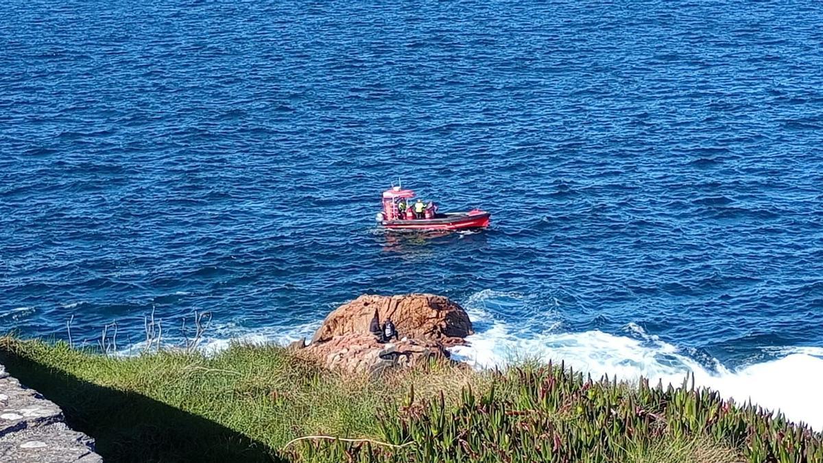 Rescate de dos personas en una roca de Punta Herminia