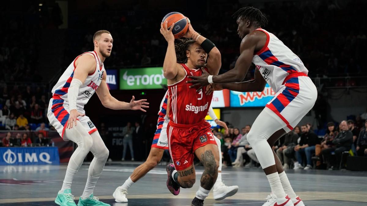 Carsen Edwards, entre Khalifa Diop y Tadas Sedekerskis