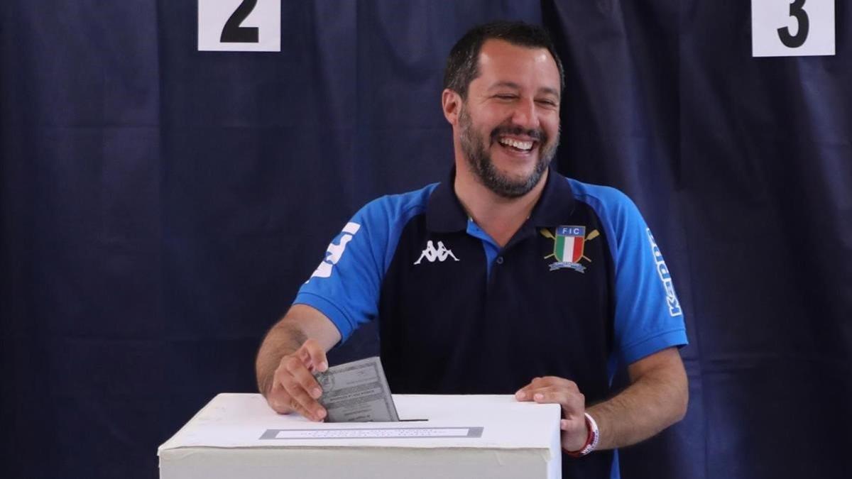 Matteo Salvini votando en Milán.