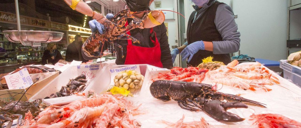 Bogavantes, gambas rojas y cigalas, tres de los mariscos más preciados y caros, ayer en el Mercado. | PILAR CORTÉS