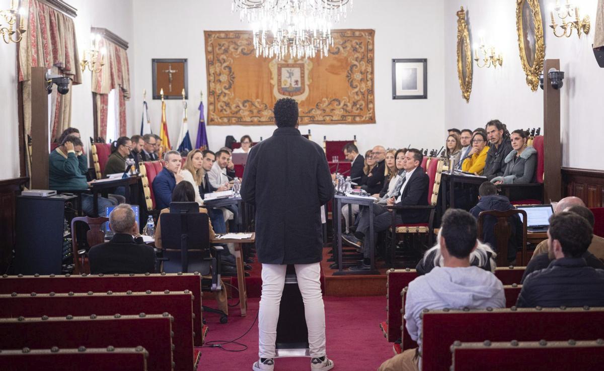 Un vecino interviene en el pleno de La Laguna. |