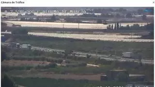 Un accidente en la A-7 entre un turismo y una motocicleta a la altura de Alhama de Murcia se salda con cuatro heridos