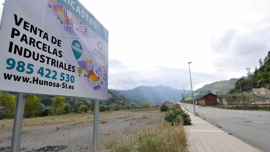 Uno de los carteles comerciales instalados en el polígono de Reicastro.