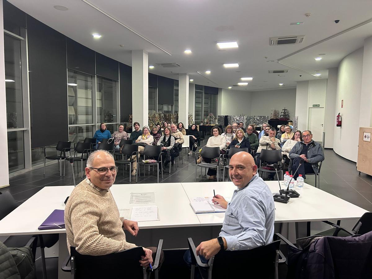Un momento de la reunión del presidente de la Junta de Festes, Raúl Collazos (derecha), y el secretario de la entidad, José Almela, en la reunión con los representantes de los pueblos.