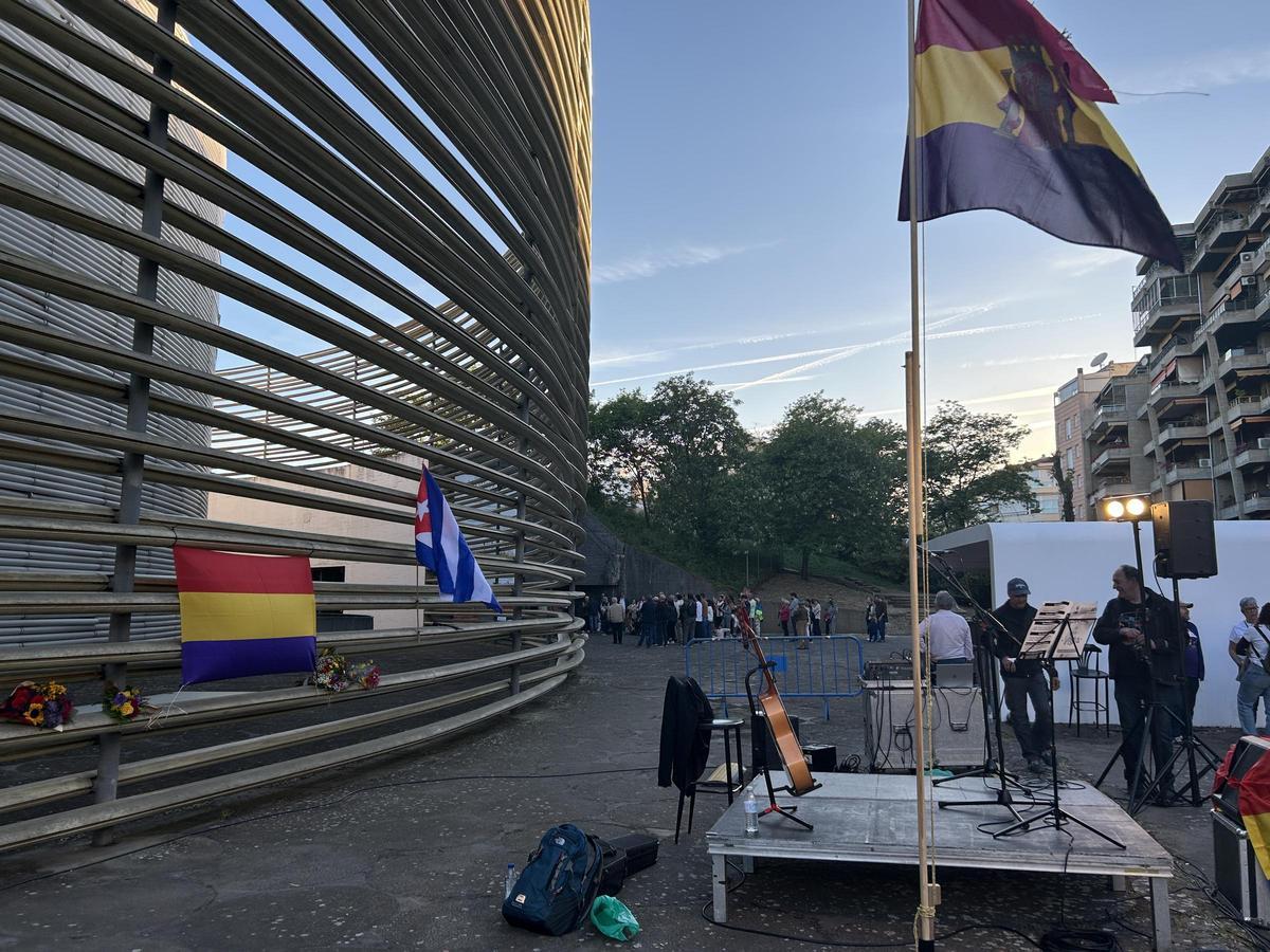Dos actos separados, delante del palacio de congresos. Uno en primer plano y el otro, al fondo.
