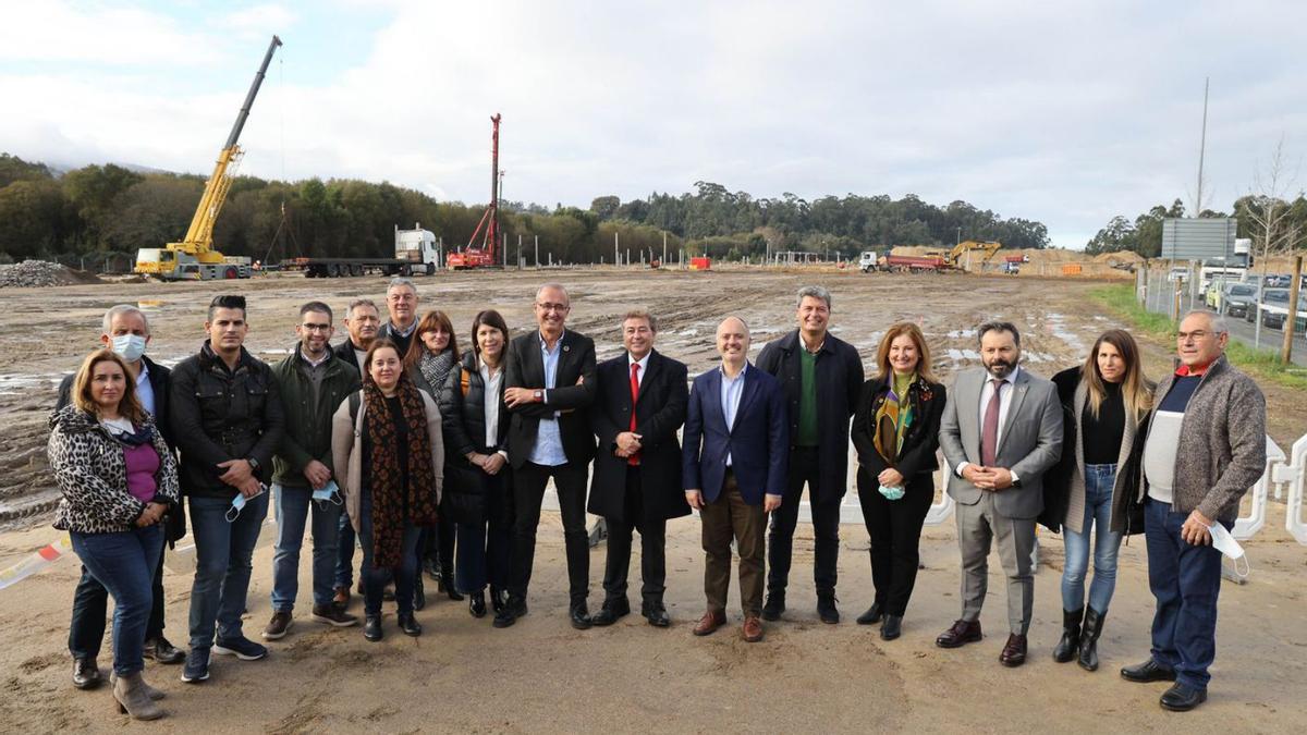 Representantes de los concellos miñoranos, de López Real 21, de Zona Franca y de OValmi, ayer junto a la parcela en obras. // Alba Villar