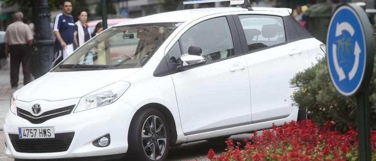 Un alumno de una autoescuela realiza prácticas por el centro de Vigo. // R.G.