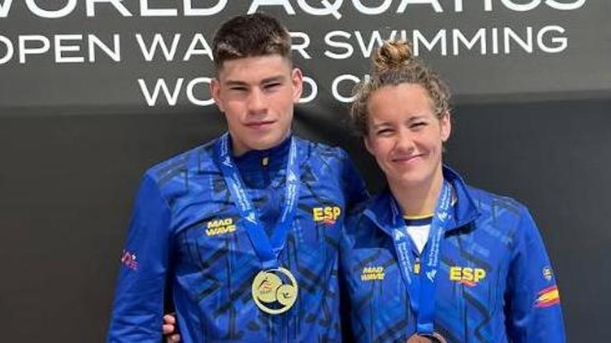 Mateo y Paula con las medallas nacionales